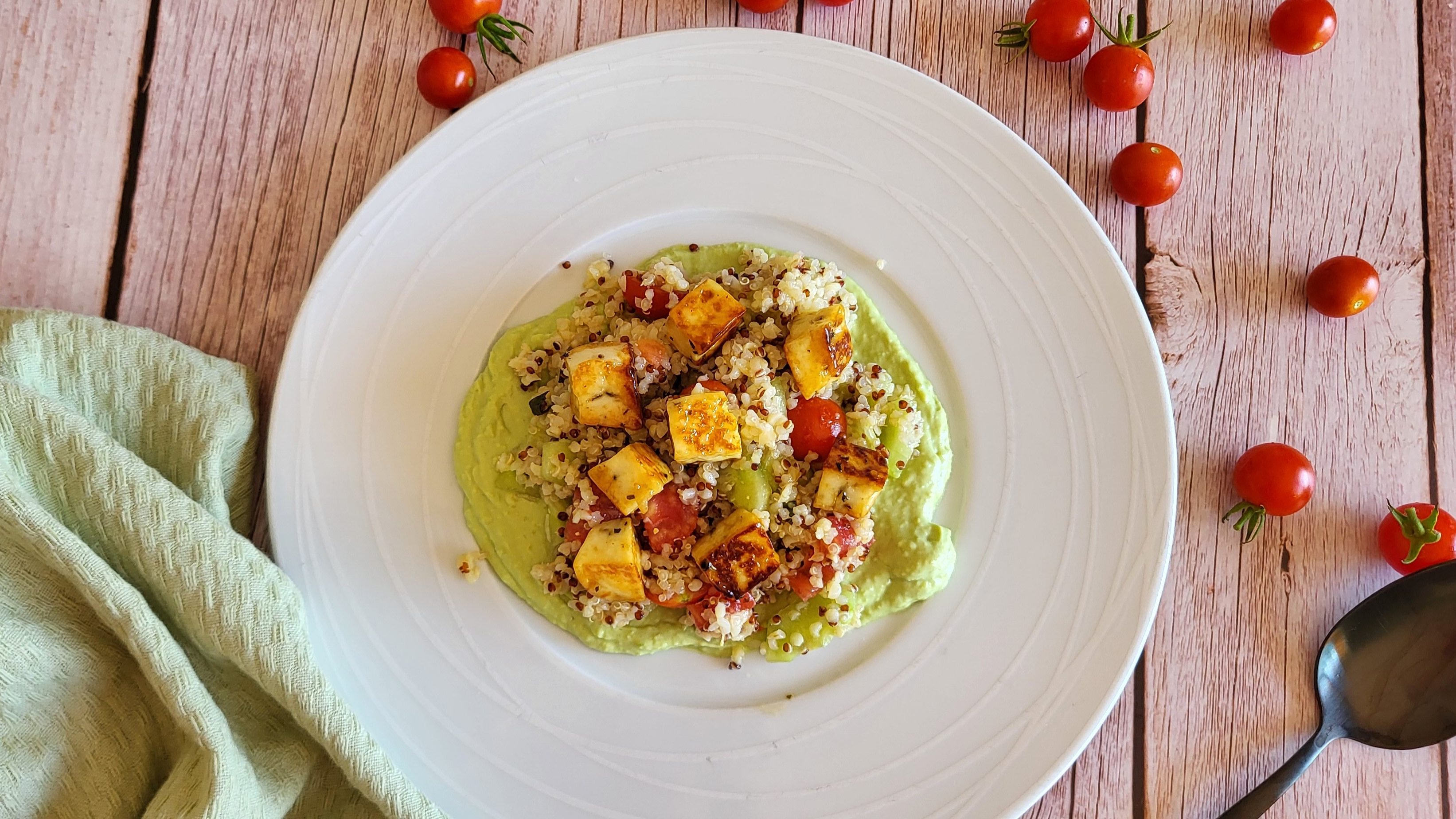 Taboulé de Quinoa, Halloumi & crème d’avocat