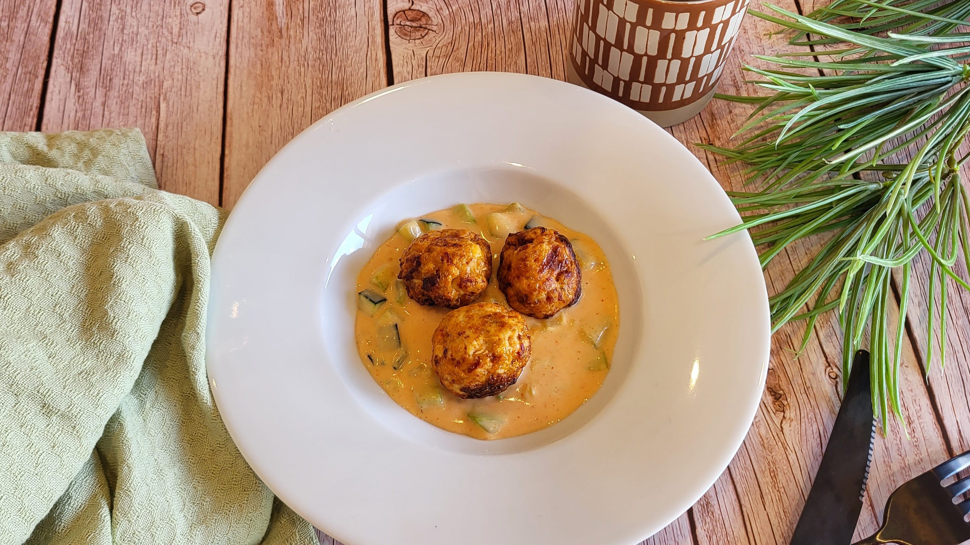 Boulettes de poulet chorizo et sauce paprika courgettes