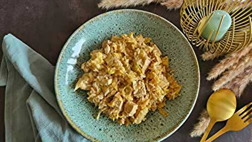 Riz sauté au chou vert, tofu et sauce cacahuètes
