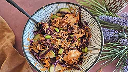 Salade de riz croustillante au chou rouge et crevettes