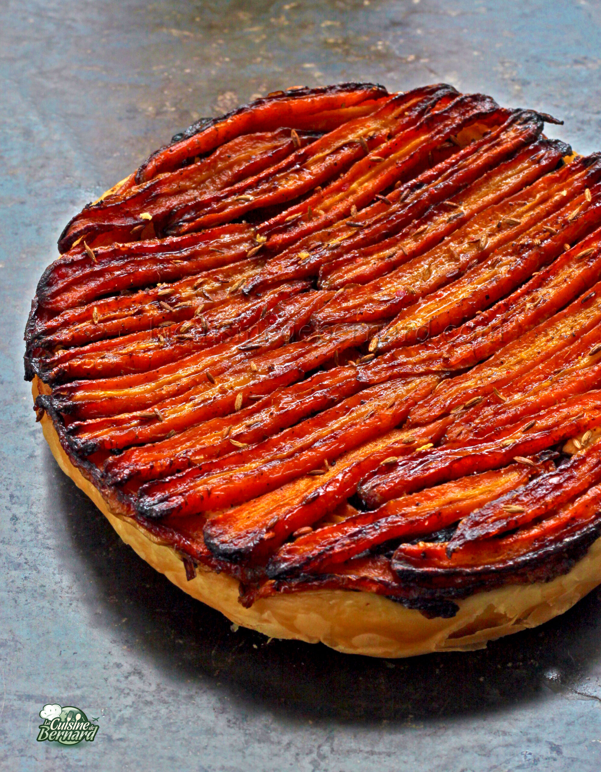 Tarte tatin de carottes, oignons rouges, chèvre frais et cumin