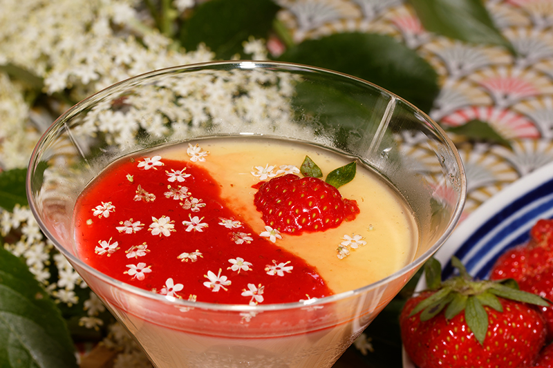 Panna cotta aux fleurs et sirop de sureau