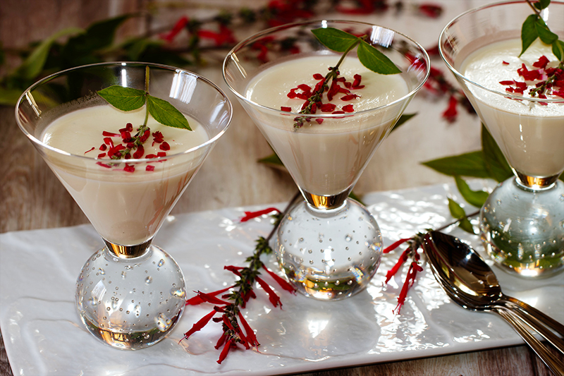 Panna cotta aux feuilles et fleurs de sauge ananas