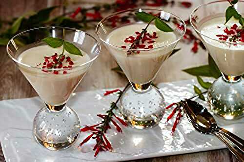 Panna cotta aux feuilles et fleurs de sauge ananas