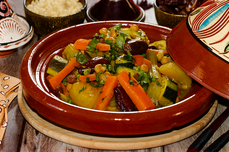 Tajine de légumes aux dattes et raisins secs