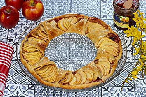Tarte couronne feuilletée aux pommes et à la confiture de prunes