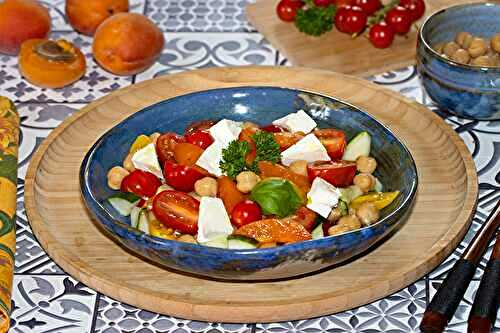Salade, pois chiches, tomates et abricots