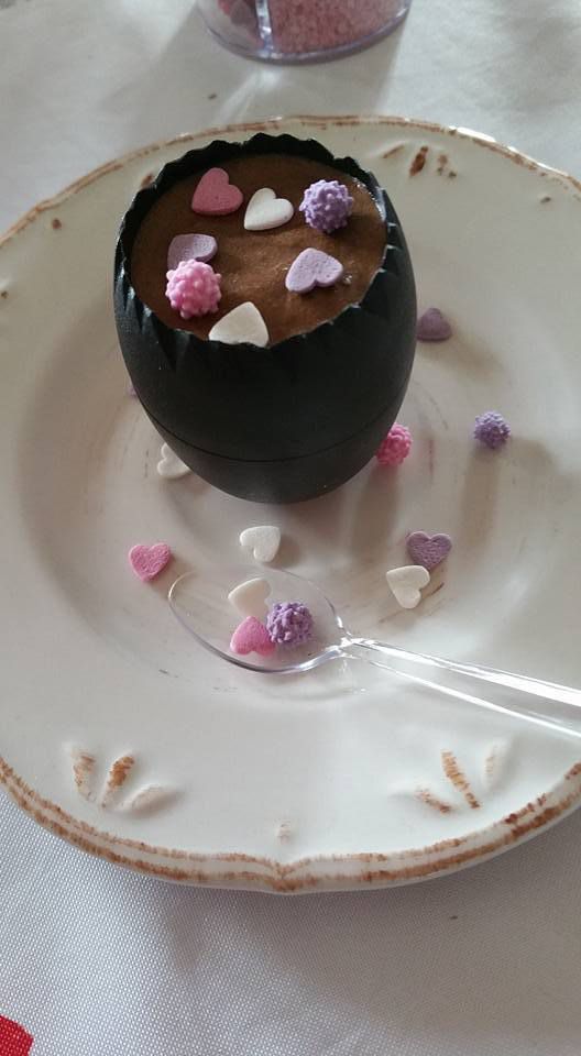 Mousse au chocolat dans la coque en oeuf oveo