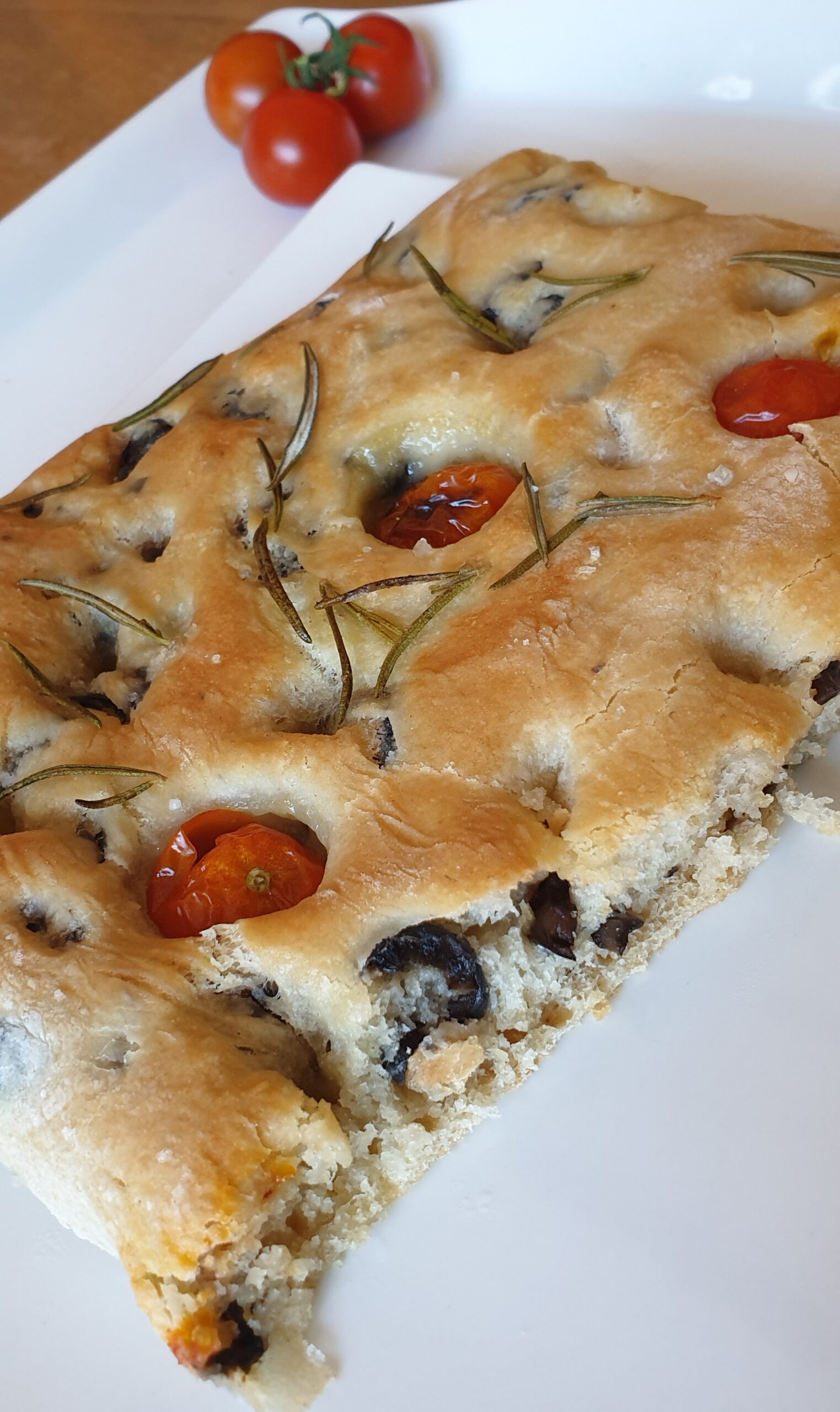 Foccacia aux olives noires et tomates cerises