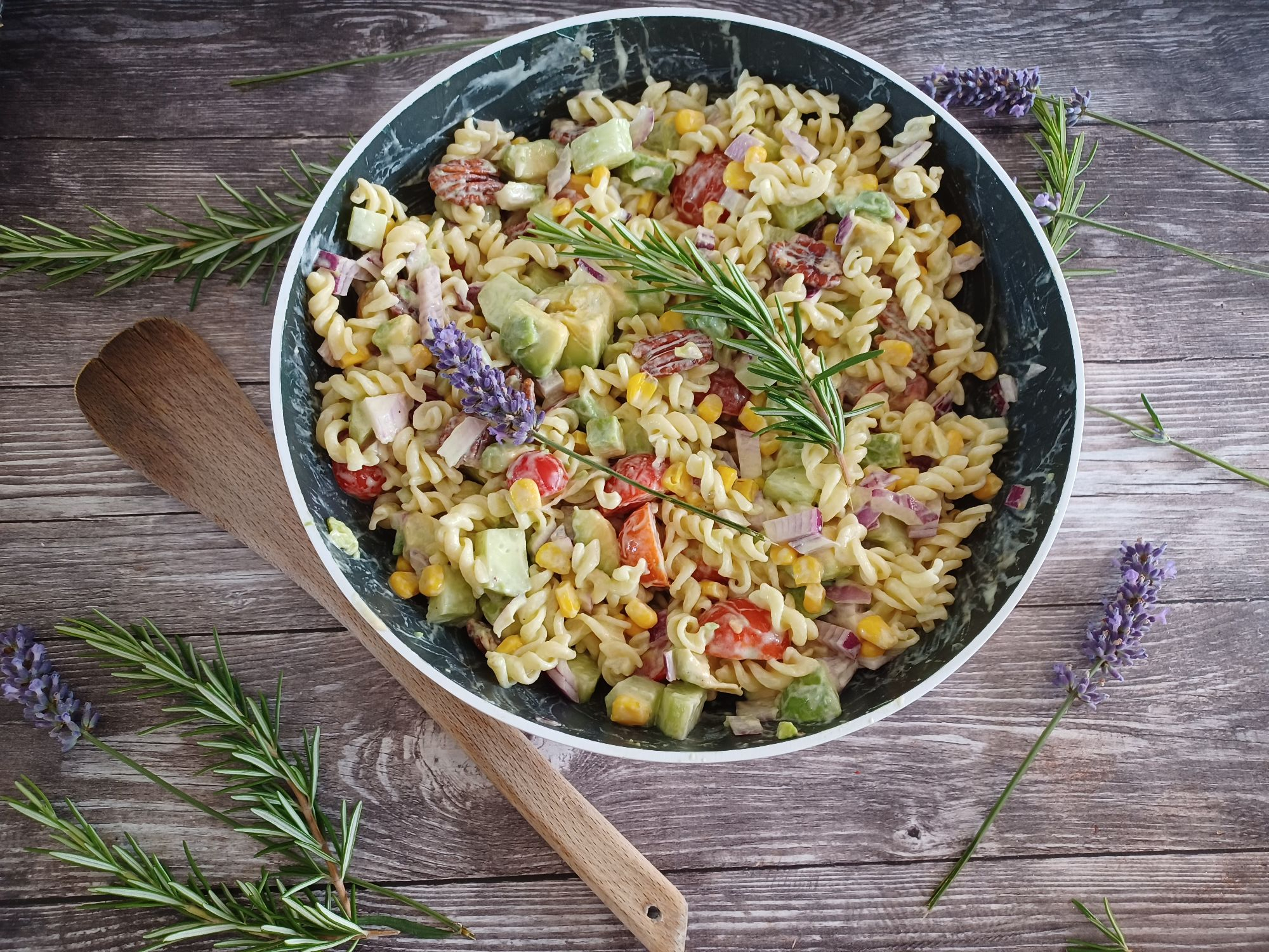 Salade de pâte, concombres, avocats, tomate cerise, maïs et noix de pécan