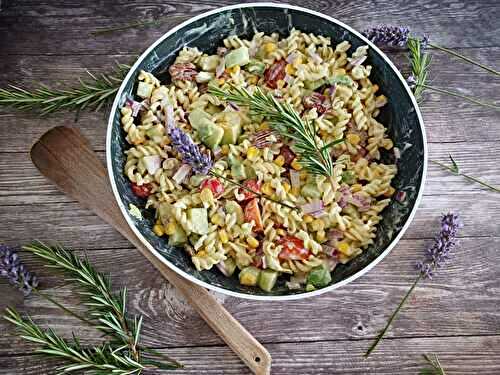 Salade de pâte, concombres, avocats, tomate cerise, maïs et noix de pécan