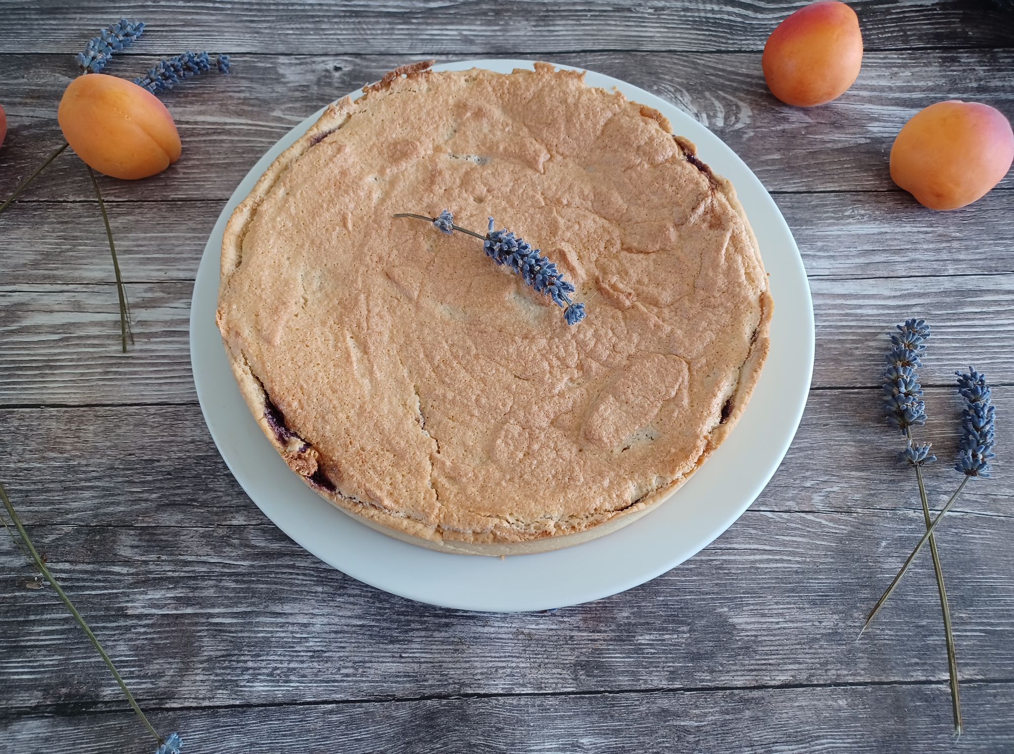 Abricotine, tarte abricots, cassis et amandes