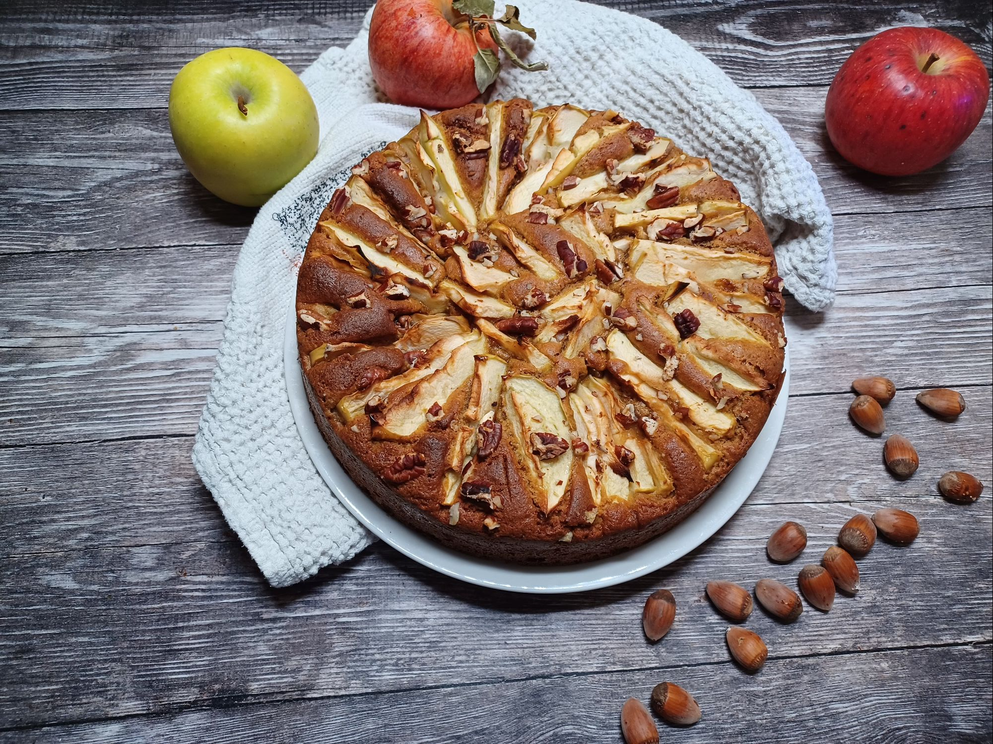 Gâteau d’automne aux pommes, noix et cannelle