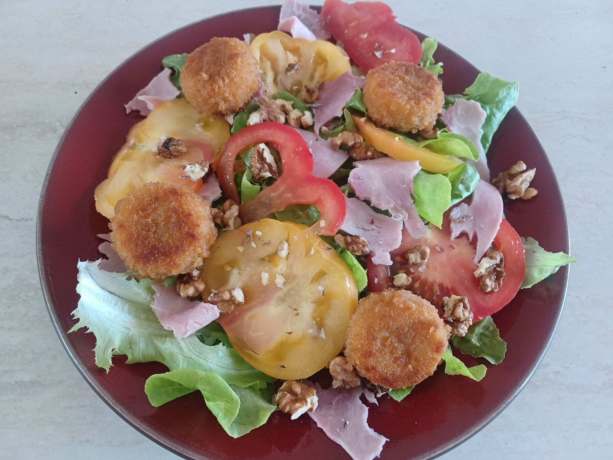 Salade de camemberts panés, tomates & pesto