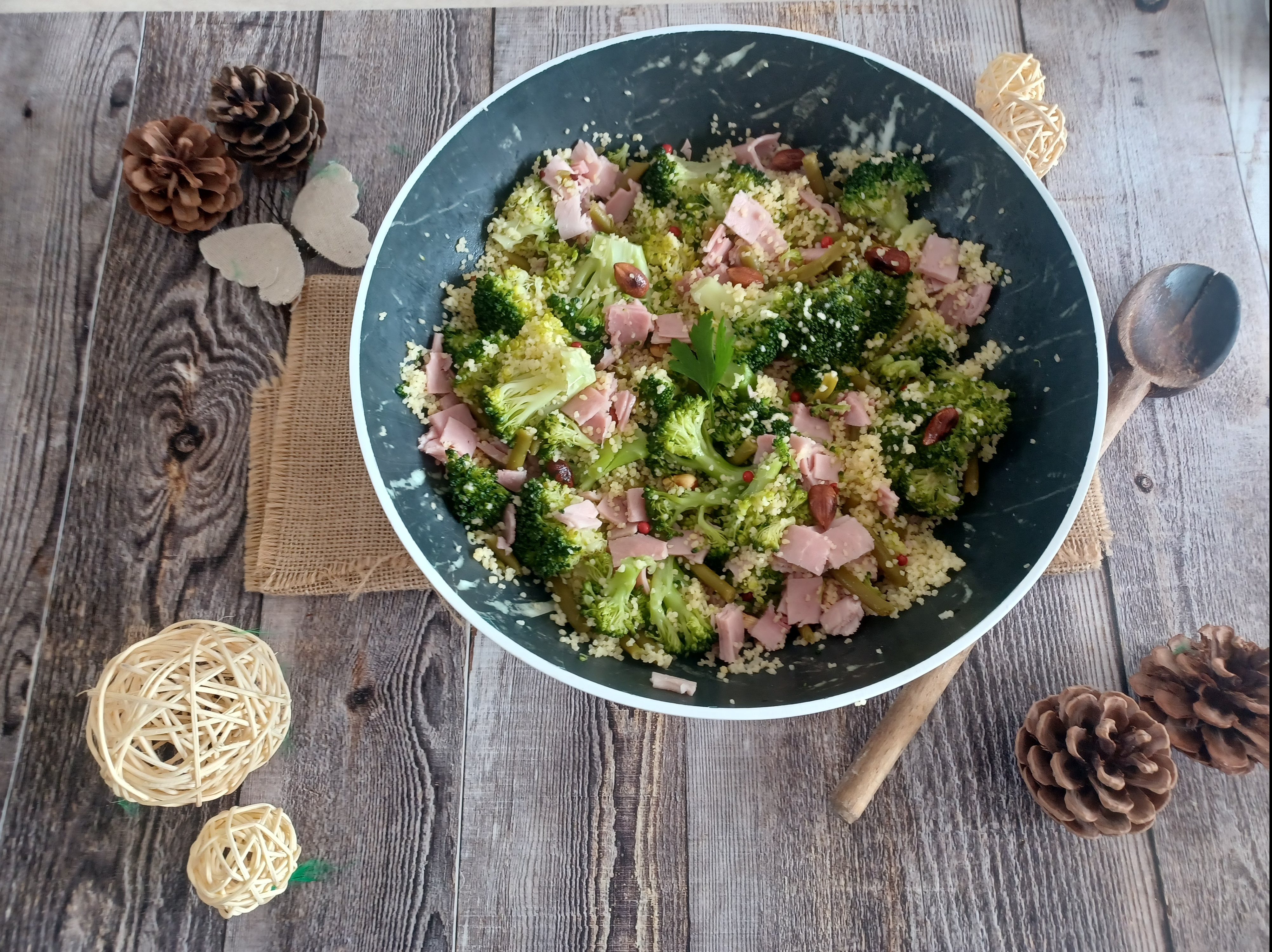 Salade de semoule, jambon, haricots verts, brocolis et noisettes de Martine