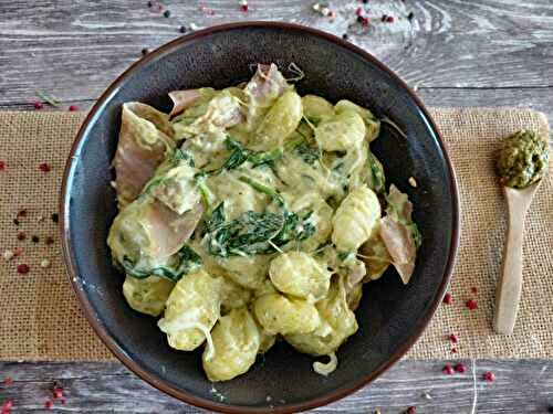 Gnocchis, épinards et jambon cru, à la sauce burrata pesto
