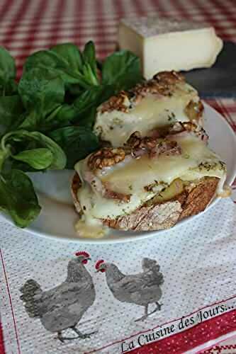 Tartines au Saint-Nectaire Noix et Lardons sur Confit d'Oignons aux Pommes