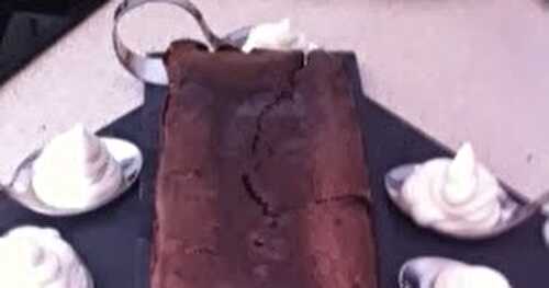 Cake fondant à la mousse mascarpone chocolatée et chantilly pistache