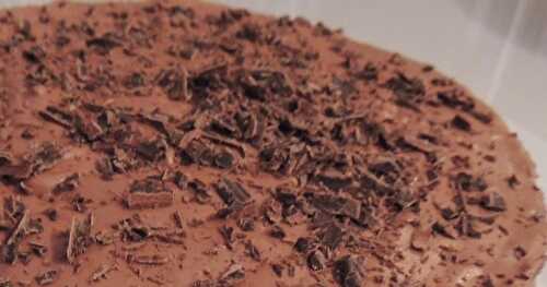 Gâteau mousse chocolat noir éclat fève de cacao