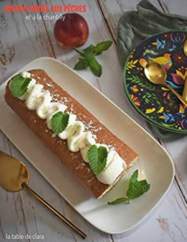 Biscuit roulé aux pêches et à la chantilly