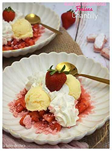 Glace aux biscuits roses sur lit de fraises et chantilly maison