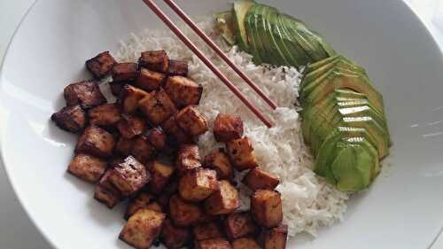 Tofu mariné et grillé, riz basmati et avocat en tranches