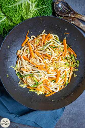 Udon aux légumes sautés au wok, sauce asiatique aux arachides