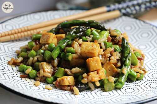Wok d'asperges et de petits pois, dés de tofu et riz complet - recette vegan