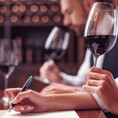 Comment décrire un vin ? Guide complet pour les amateurs