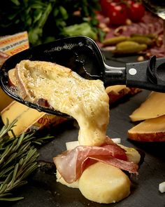 Quel vin avec une raclette ? L’accord parfait pour élever ton dîner