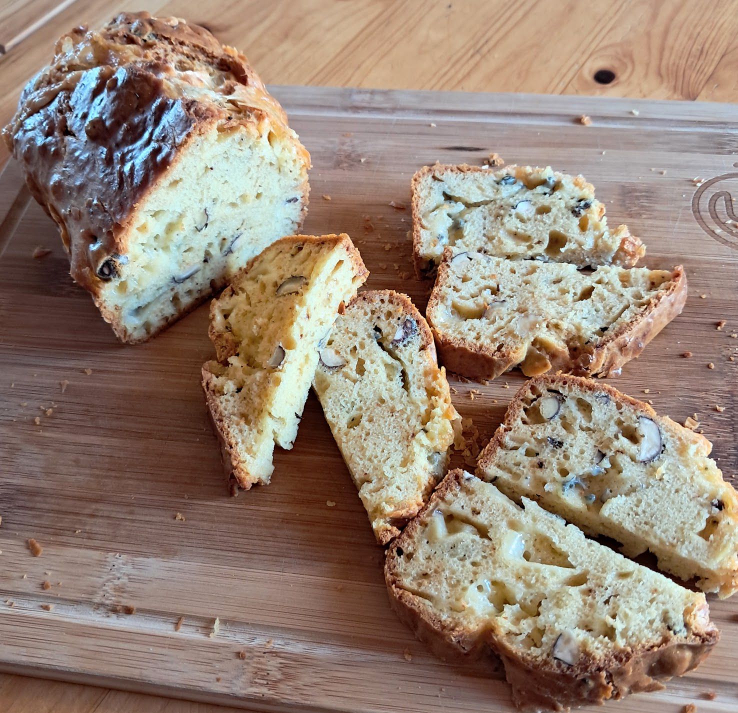 Cake salé aux noisettes et au fromage