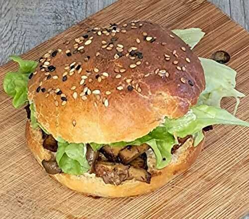 Hamburger à la poêlée de tofu et champignons (hamburger végétarien)