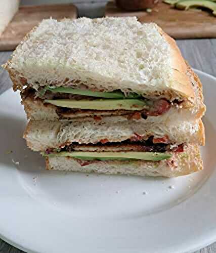 Sandwich haricots rouges, tofu grillé et avocat