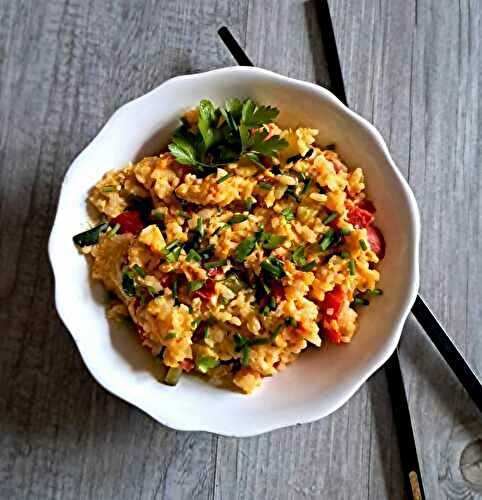 Riz japonais poêlé aux légumes et à l'oeuf