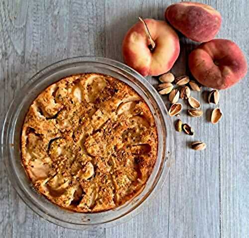 Clafoutis aux pêches plates blanches et pistaches
