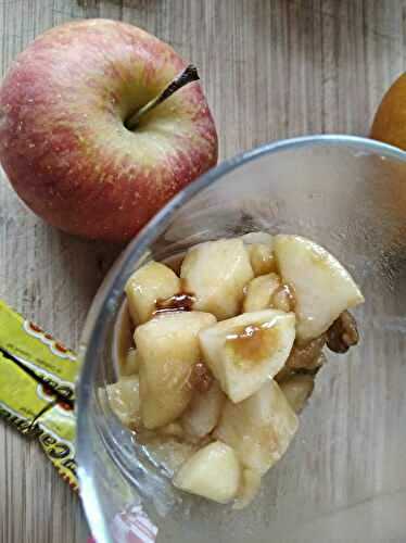 Une compotée de pommes et de noix sur son lit de carambar