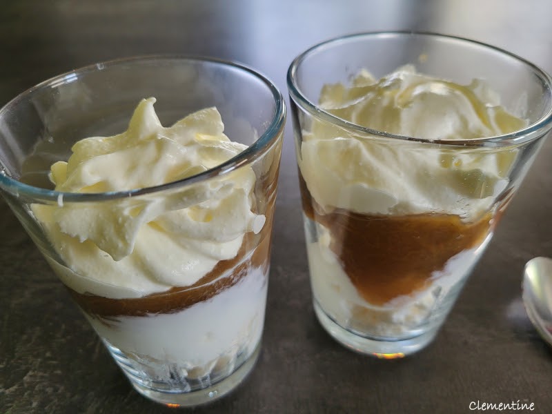 Dessert à la rhubarbe, meringue, yaourt et crème chantilly