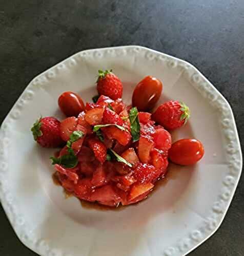 Salade de tomates et fraises au balsamique