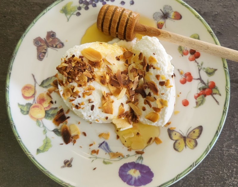 Mel i mató - un dessert catalan