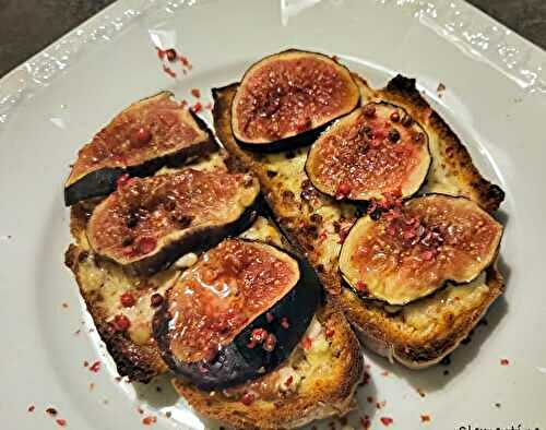 Tartine de figues et Saint-Marcellin, baies roses et sirop d'érable