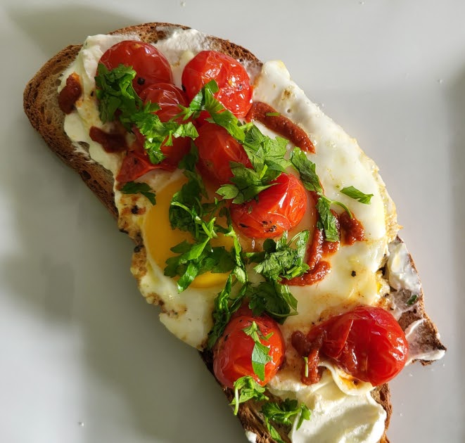 Tartine à l'œuf et aux tomates