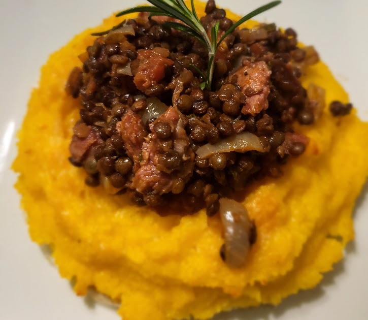 Nids de polenta aux lentilles et cotechino