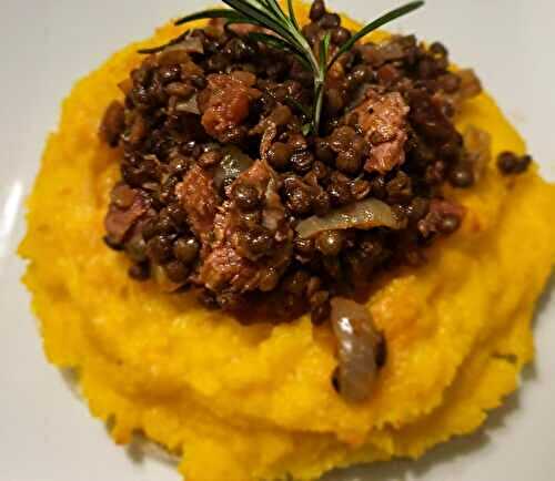 Nids de polenta aux lentilles et cotechino