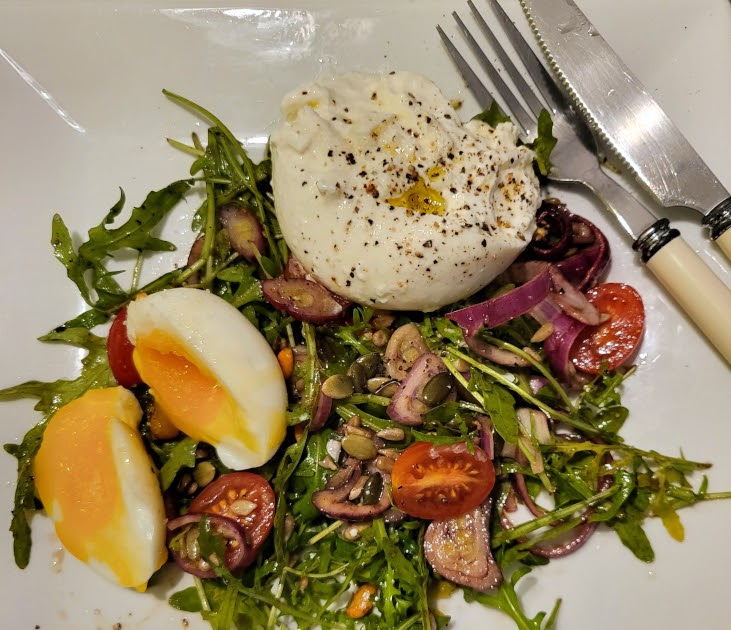 Salade de roquette, oignons rouges, tomates et burrata