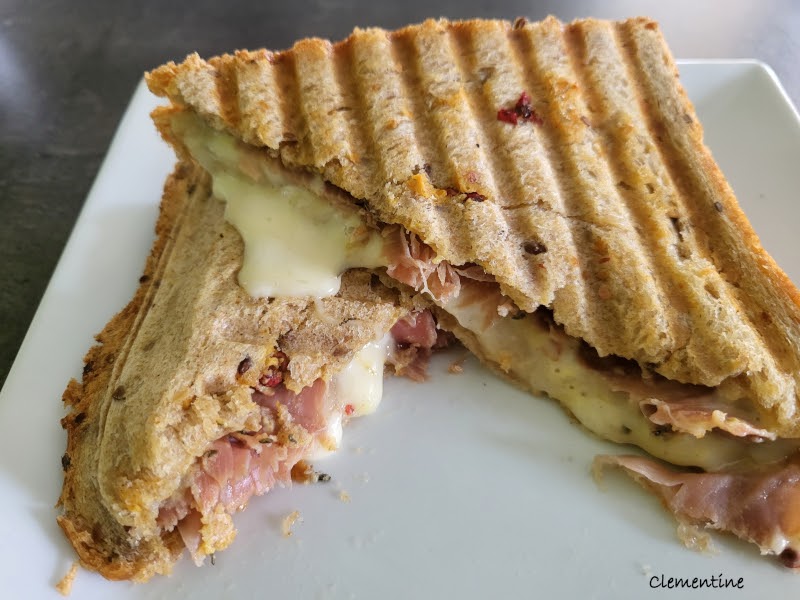 Croque monsieur italien au jambon cru, poire et taleggio