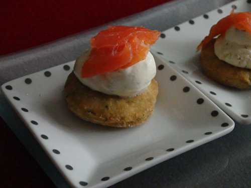 Cookies de fromage ail et fines herbes au saumon fumé