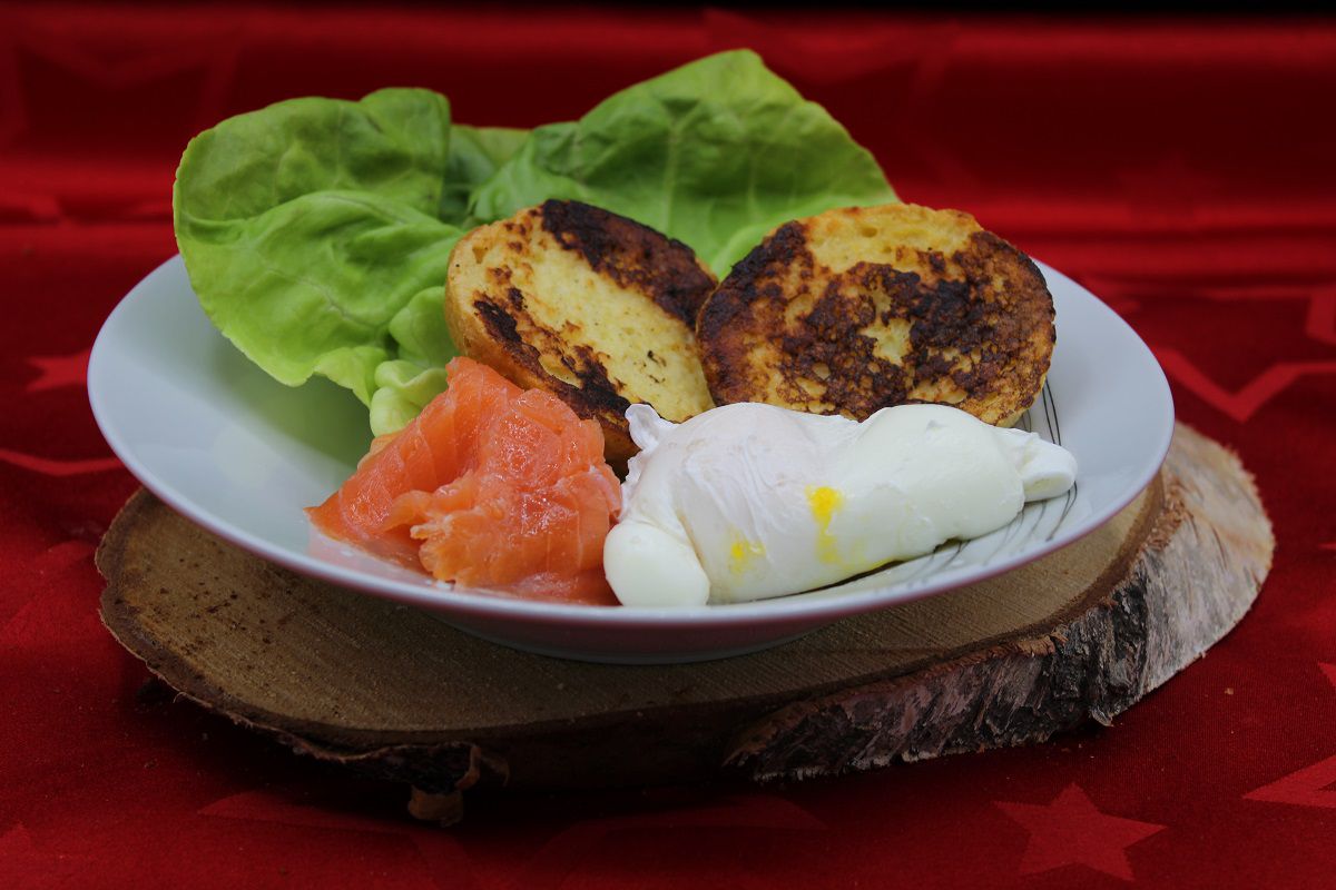 Pain perdu à la truite fumée et œuf poché