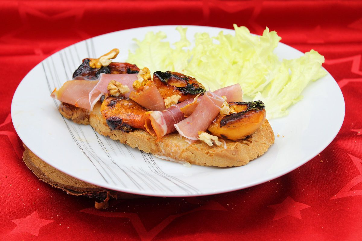 Tartines aux abricots rôtis et jambon de Bayonne