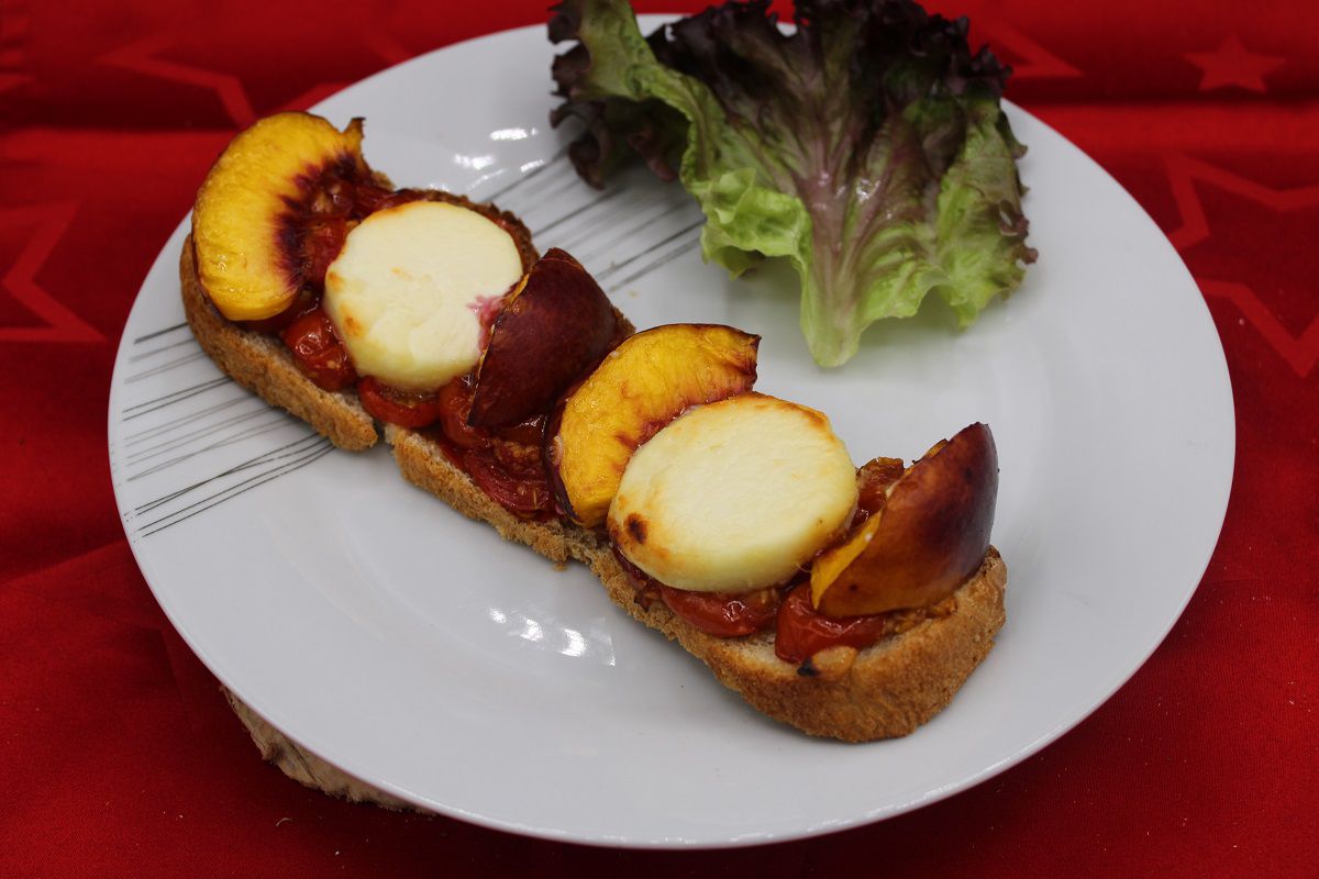 Tartines à la nectarine, chèvre et tomates rôties