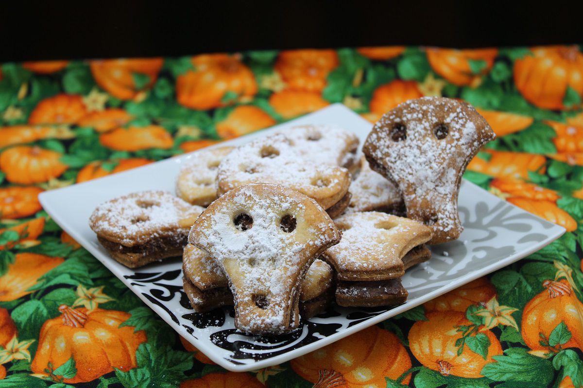 Biscuits linzer « Crânes » à la pâte à tartiner pour Halloween